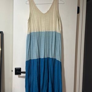 Elegant Sleeveless Maxi Dress in Cream and Blue
